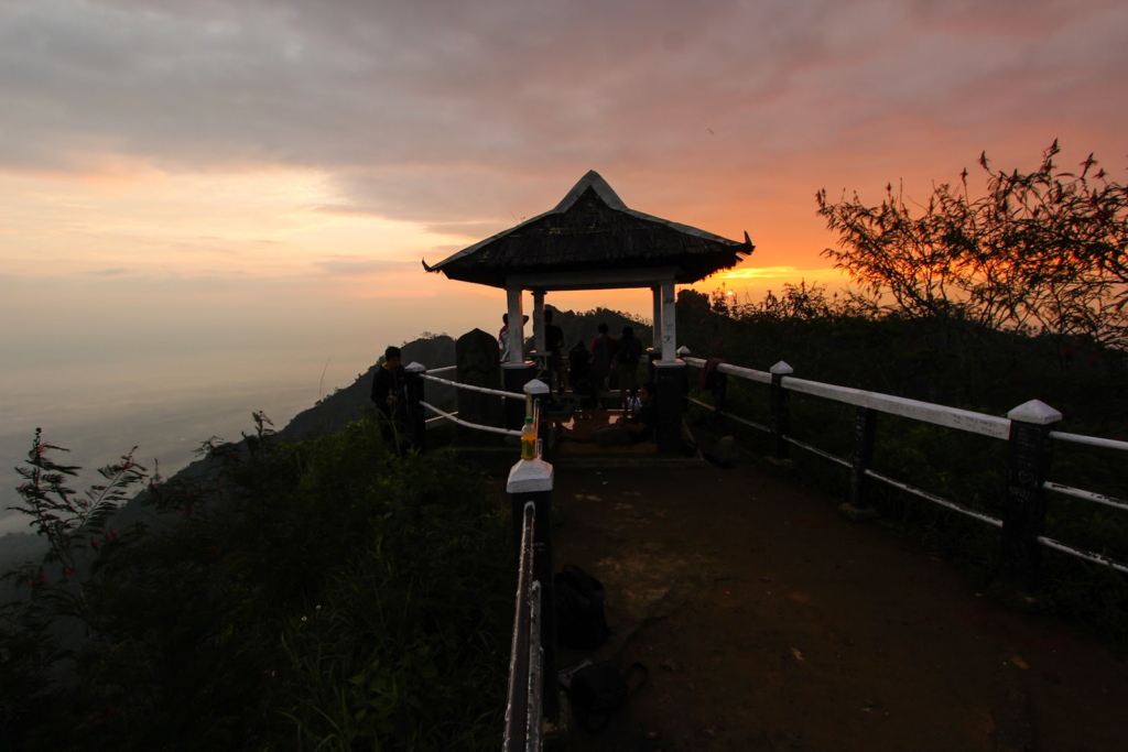 9. Puncak Suroloyo Bekasi - RARATRAVEL.ID