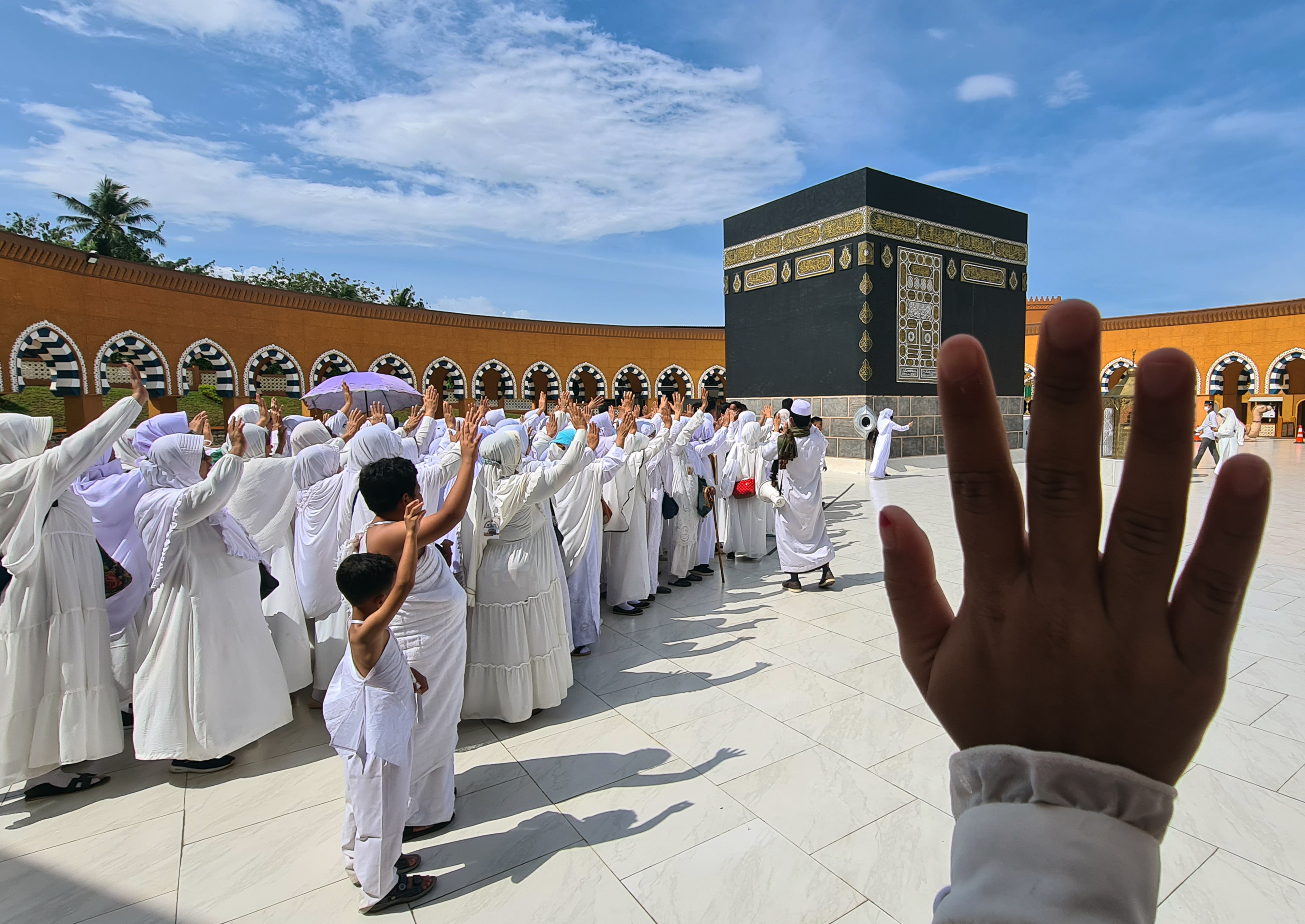 Mengapa Ibadah Haji Diwajibkan Hanya Untuk Orang Yang Sudah Mampu? Apa Saja Manfaat Ibadah Haji? Berapa Biaya Naik Haji dan Cara Daftar nya? - RARATRAVEL.ID
