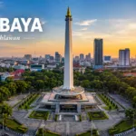 Panorama Kota Surabaya dengan Tugu Pahlawan