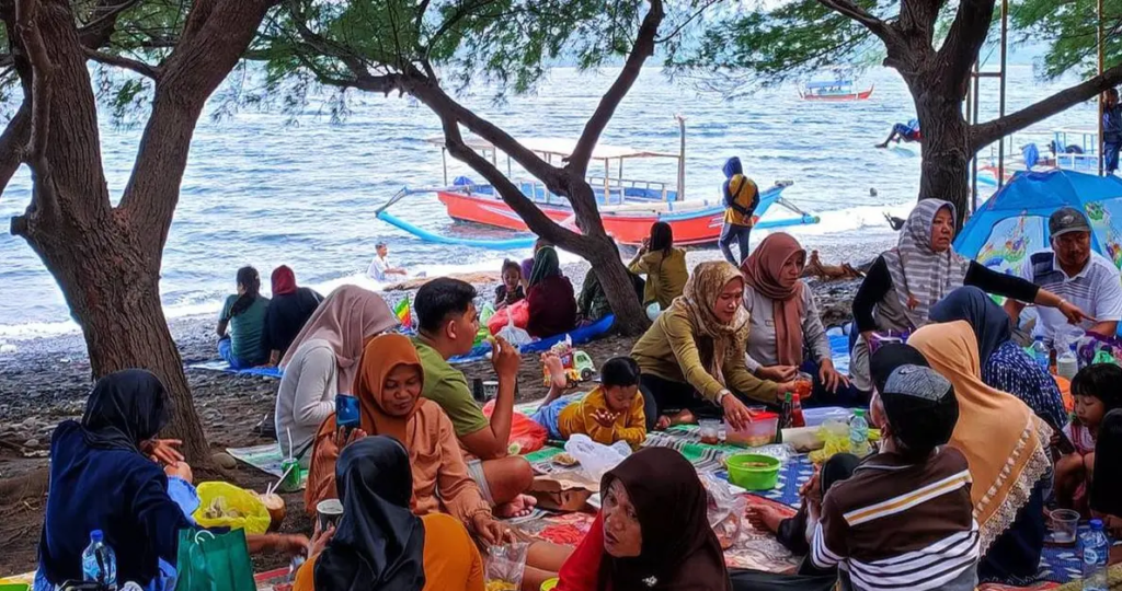 AKTIVITAS DI PANTAI GRAND WATU DODOL BANYUWANGI