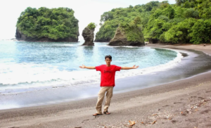 Pantai Licin Lebakharjo: Pantai Eksotis dengan Pasir Vulkanik yang Masih Alami di Selatan Malang