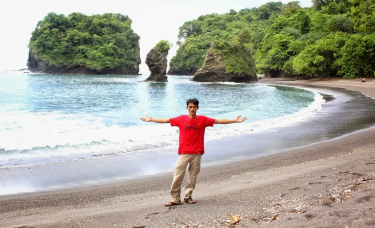 Pantai Licin Lebakharjo: Pantai Eksotis dengan Pasir Vulkanik yang Masih Alami di Selatan Malang