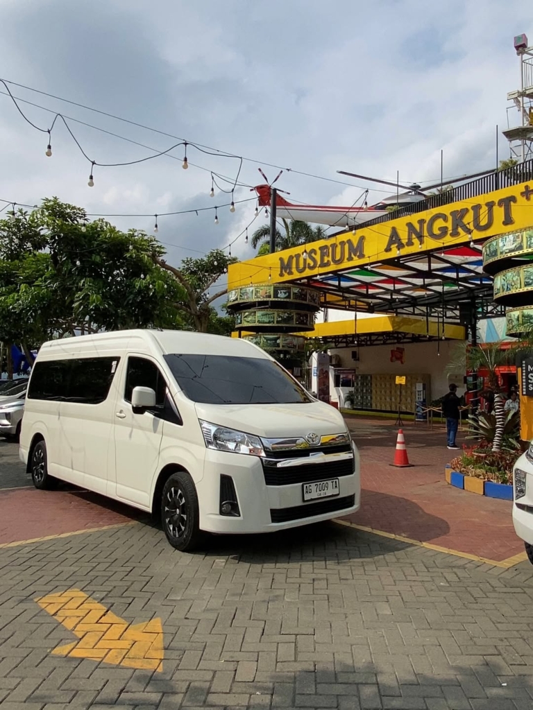 Carter Hiace Malang Surabaya Luxury Class Terbaik 2026: Harga Sewa, Kapasitas, Fasilitas & Cara Booking 2 Mengapa Memilih Carter Hiace Malang Surabaya?